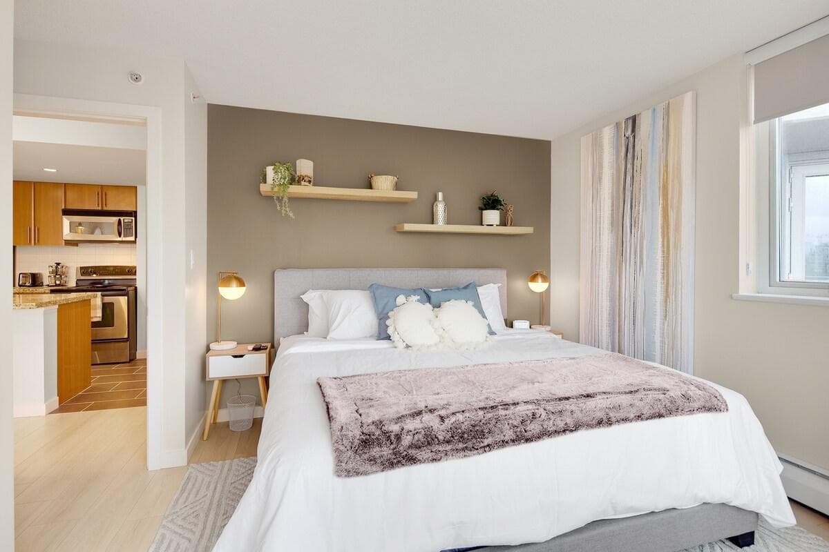 KING SIZE bed with fireplace and romantic lighting